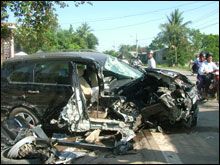 Bình Định: Nổ lốp ô tô, 2 người bị thương nặng